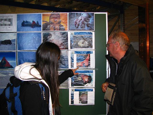 longyearbyen_8thjuly_jmb 136.jpg - Quelques plaisantes photos pour nous rassurer définitivement : diversité des blessures liées aux attaques d'ours et gelures variées.